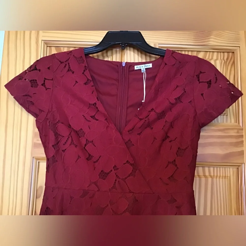 LULU’S BLACK SWAN BURGUNDY FLORAL LACE DRESS NWT TIA SZ M - Picture 3 of 12